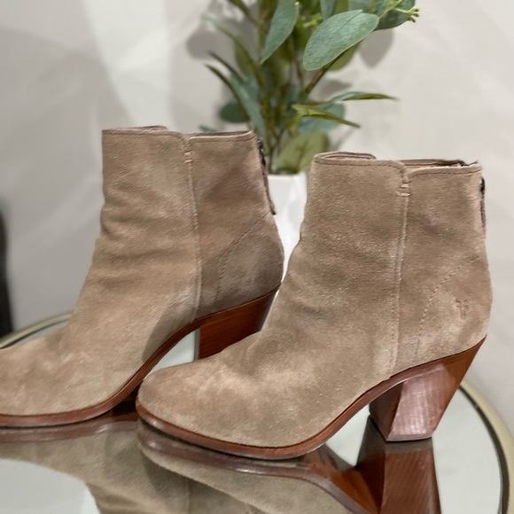 ✨FRYE WOMENS TAN SUEDE BOOTIE•SIZE 7✨ - Picture 10 of 10
